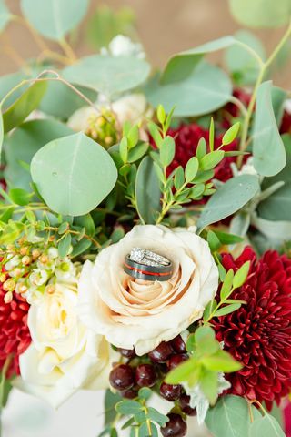 flower bouquet with rings on top